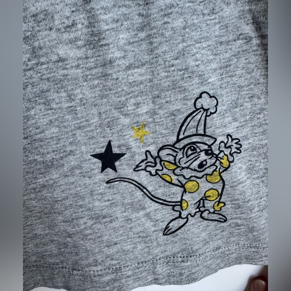 UNIQLO Disney Dumbo Crows XL Gray Yellow Soaring High Up We Go‎ Flags Cotton - Picture 4 of 7